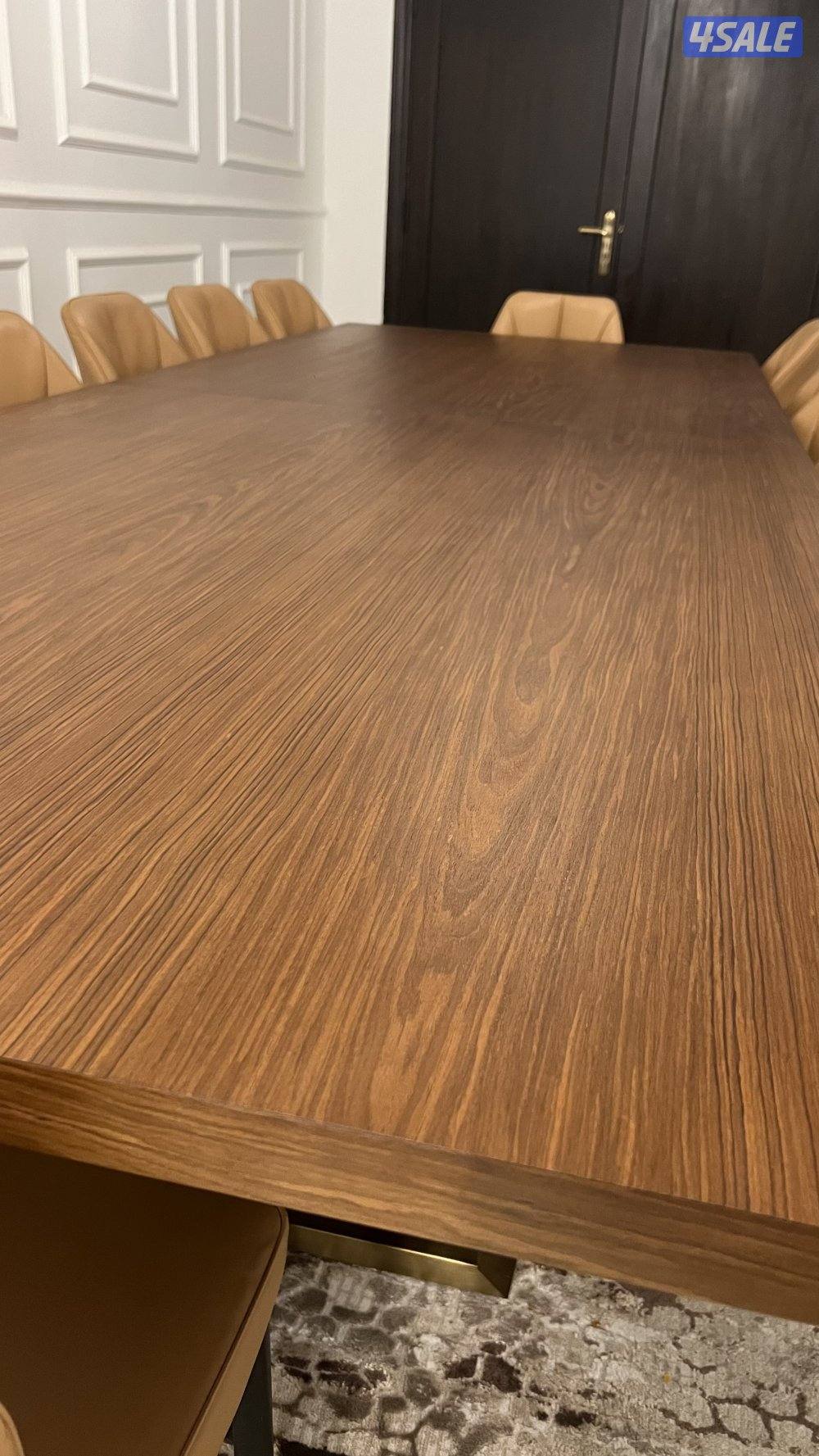 طاولة طعام من هوم سنتر مع ١٢ كرسي من بسمة هوم5