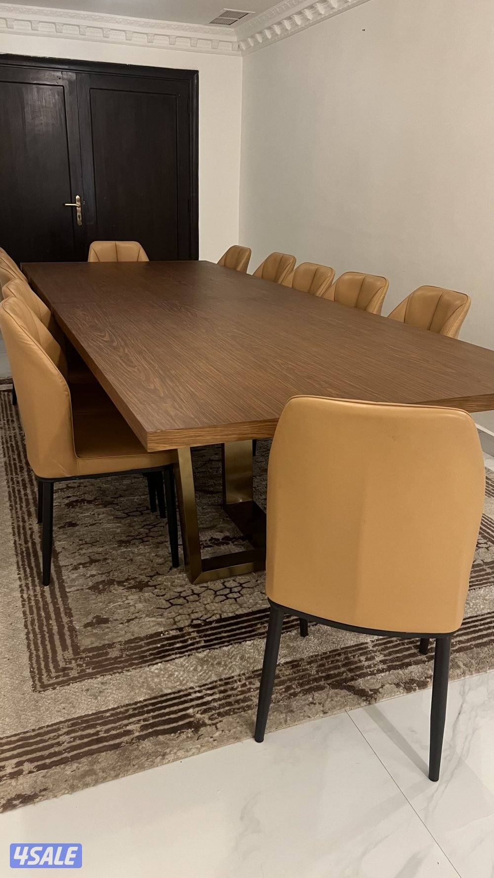 طاولة طعام من هوم سنتر مع ١٢ كرسي من بسمة هوم7