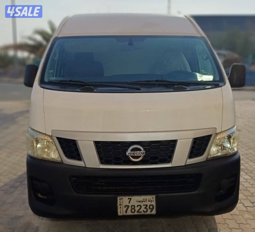 للبيع باص مقفل اتوماتيك نيسان0