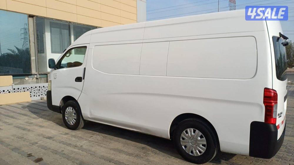 للبيع باص مقفل اتوماتيك نيسان1