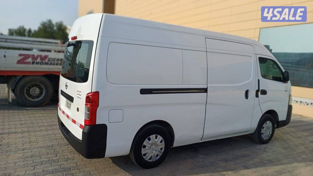 للبيع باص مقفل اتوماتيك نيسان2