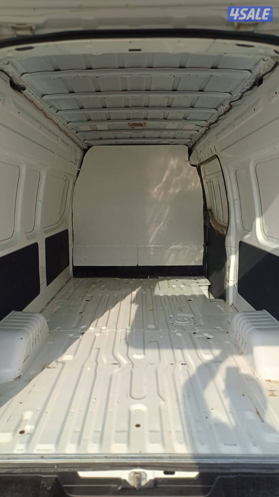 للبيع باص مقفل اتوماتيك نيسان5