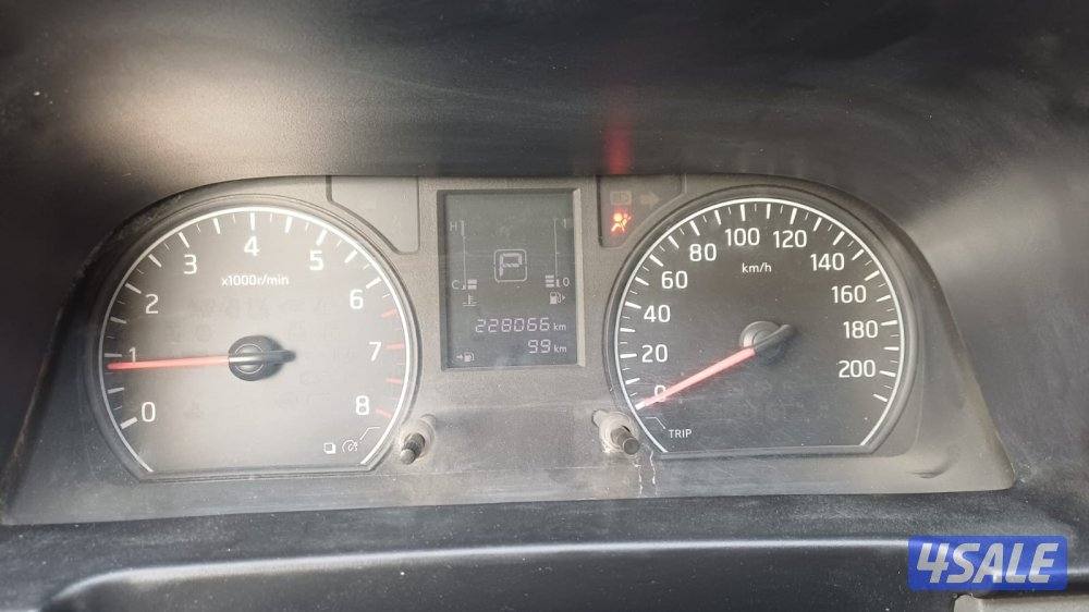 للبيع باص مقفل اتوماتيك نيسان6