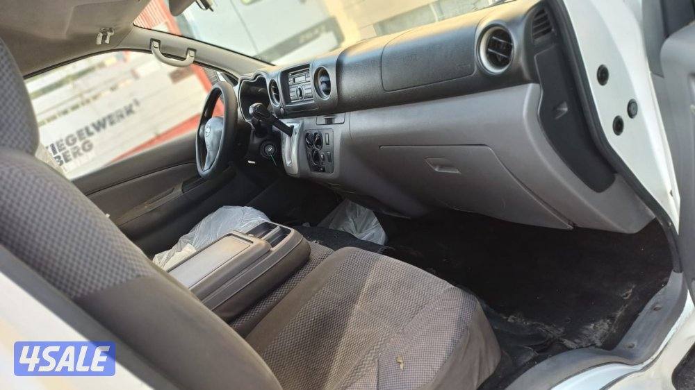 للبيع باص مقفل اتوماتيك نيسان8