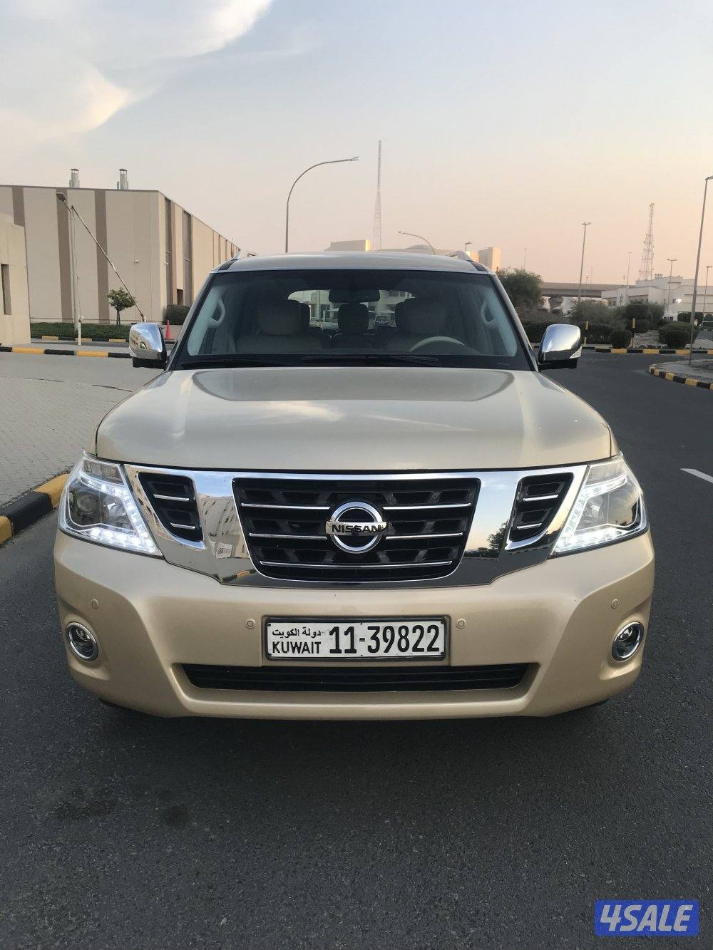 جيب نيسان باترول بلاتنيوم مديل  2014  لون ذهبي1