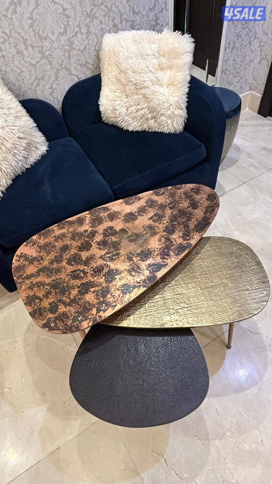 ثلاث طاولات من صفاة هوم0