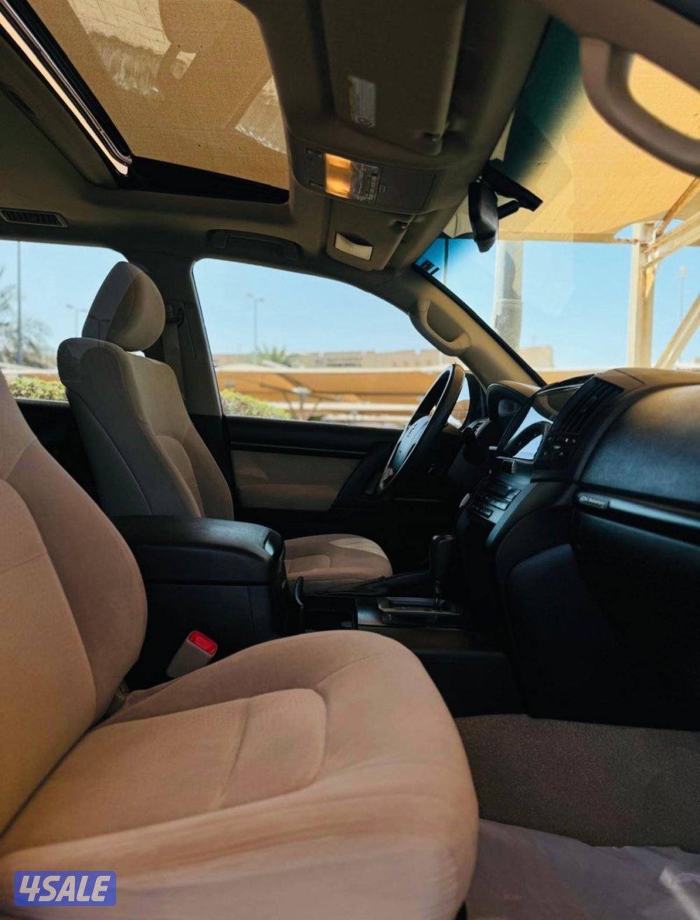 لاندكروزر 2011 صبغ الوكاله ماعدا قطعه ماشي 380 الف3