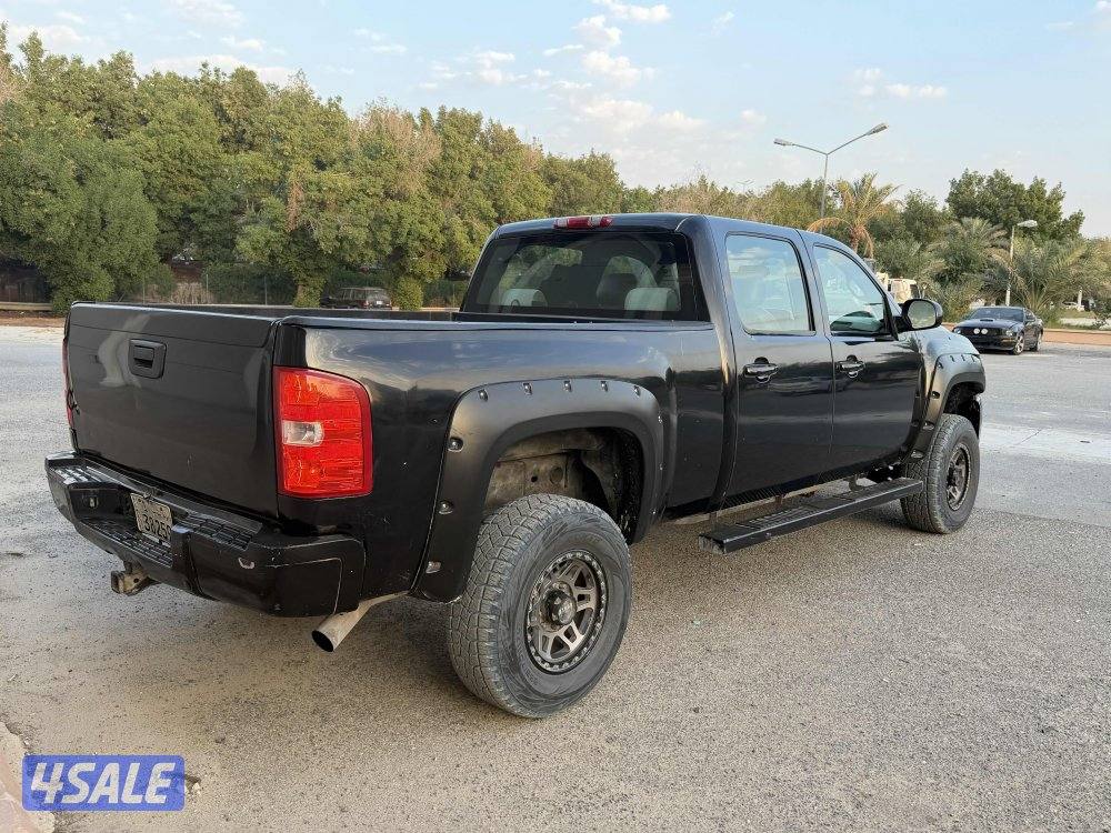 للبيع وانيت سلفرادو HD 2010 ماشي 289الف شرط الفحص قير مكينه شاصي3