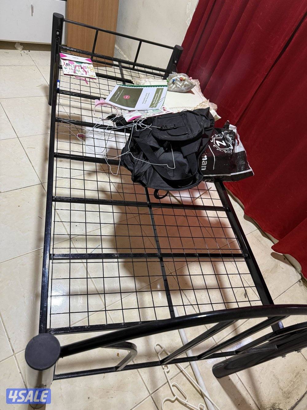 للبيع سرير فردي بحالة الجديد ٩٠ x ١٩٠ استعمال اقل من شهر0