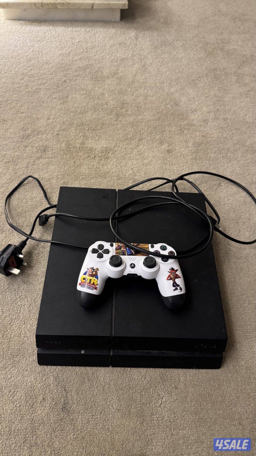 للبيع سوني 4 بحاله جيده جداً مع يده و HD و فيها حسابات العاب على السوم0