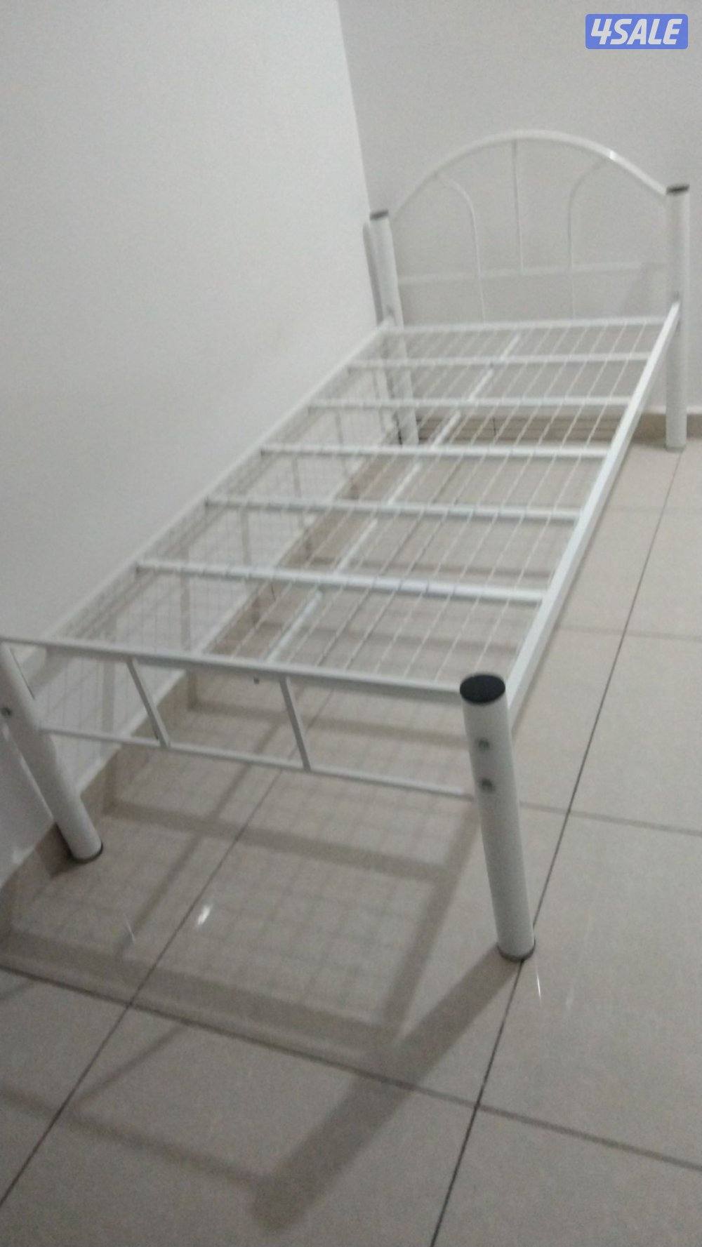 سرير حديد ومرتبه طبيه وبطانيه ومخده والملايات3