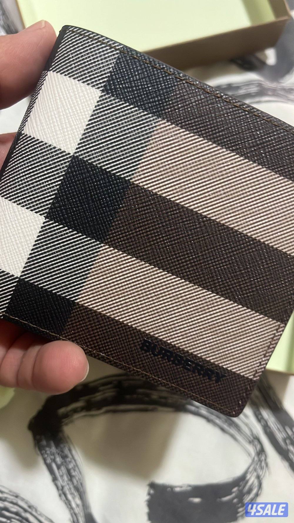 للبيع بوك بربري اصلي مع الفاتورة مالته من لندن جديد  لم يستخدم2