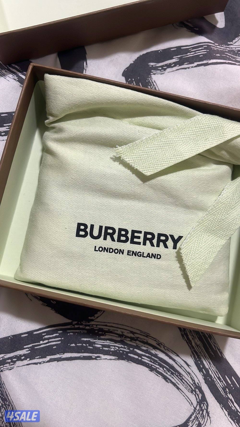 للبيع بوك بربري اصلي مع الفاتورة مالته من لندن جديد  لم يستخدم3