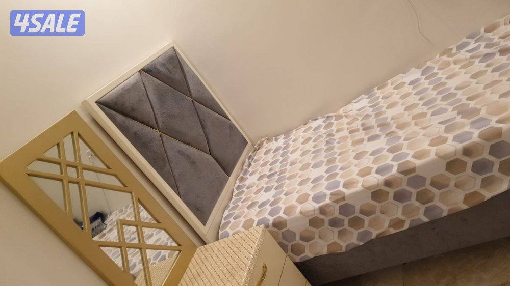 غرفه نوم اوف وايت استعمال خفيف عدد ٢ سرير ٢ كمدينو وكبت كبير0