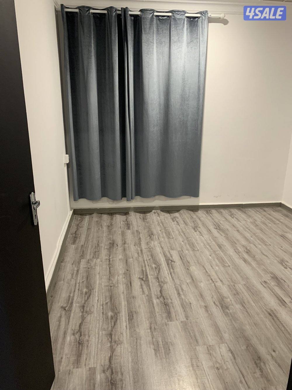 يوجد لدينا شقق الايجار غرفه وصاله ومطبخ وحمام تشطيب سوبر لوكس خلو فاضي7