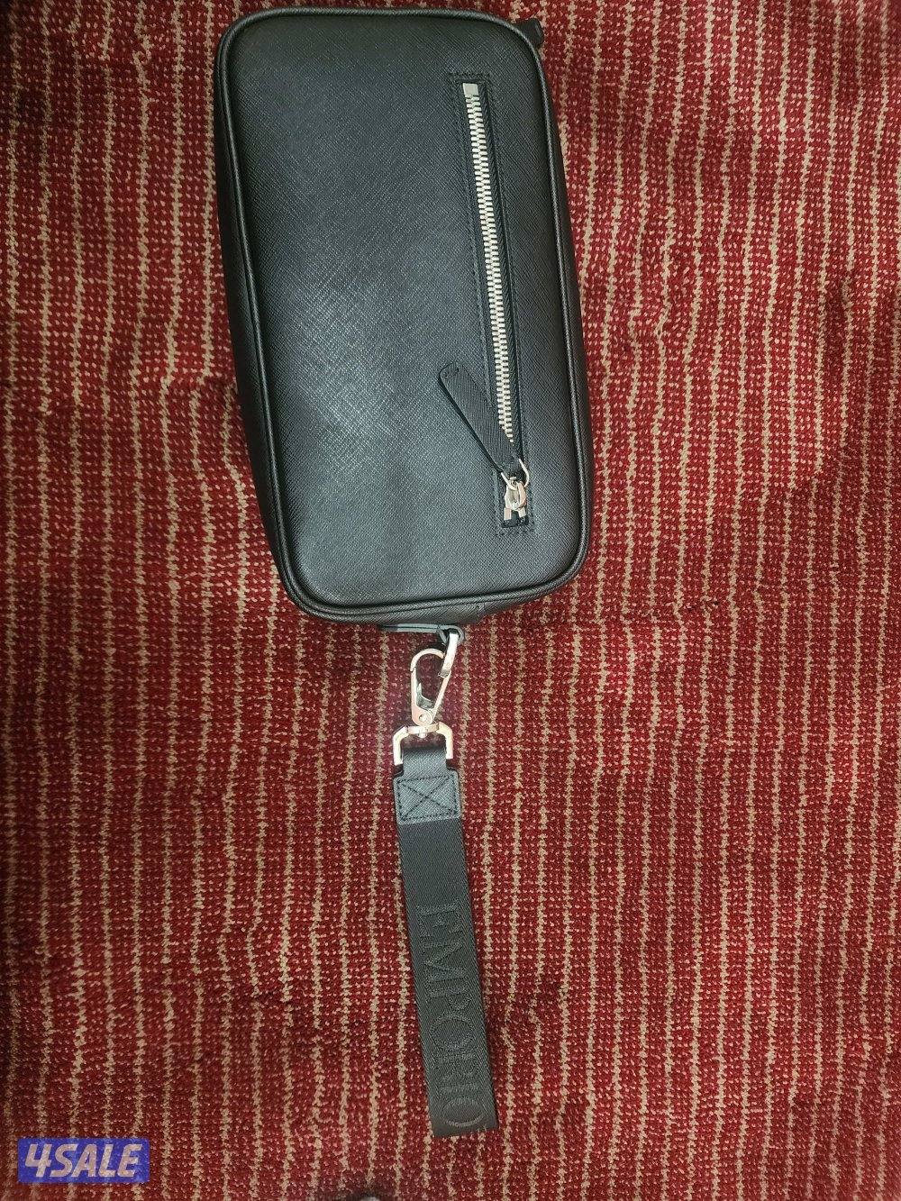 حقيبه يد رجاليه ارماني استعمال خفيف، أصليه من بوتيك الكويت0