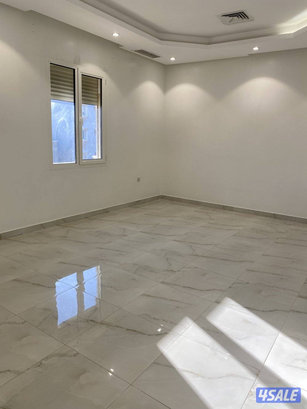 للإيجار دور أرضي في صباح يتكون من 4غرف وديوانيه وصالات ومطبخ0