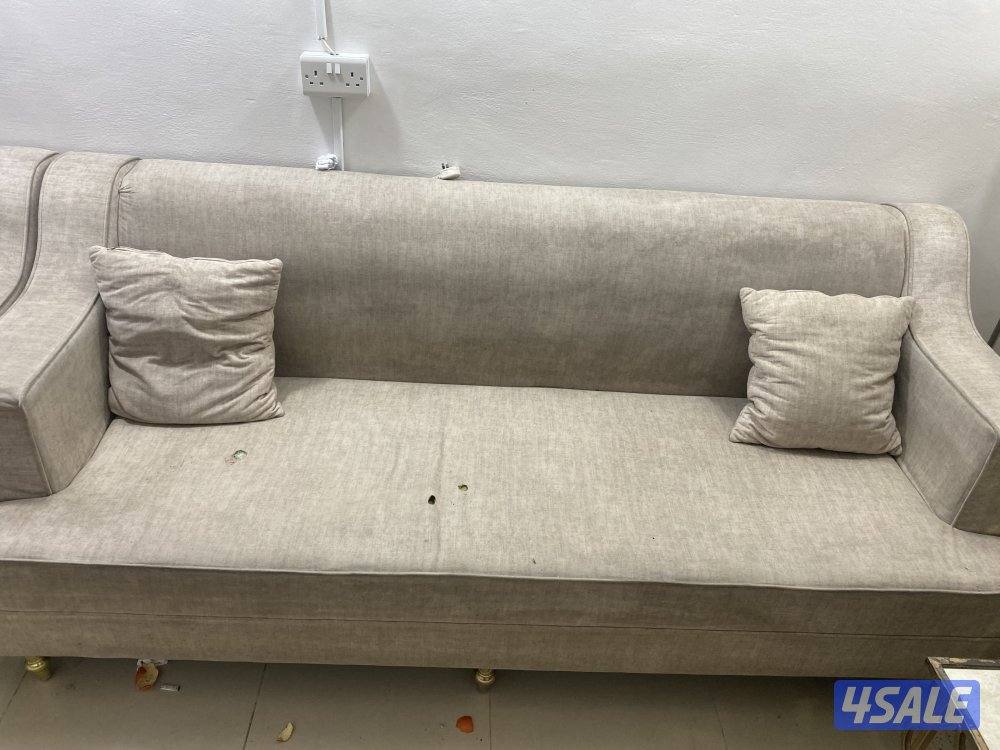 3 غنفات وكرسي ملكي وطاوله كبيره و2 صغار…..1