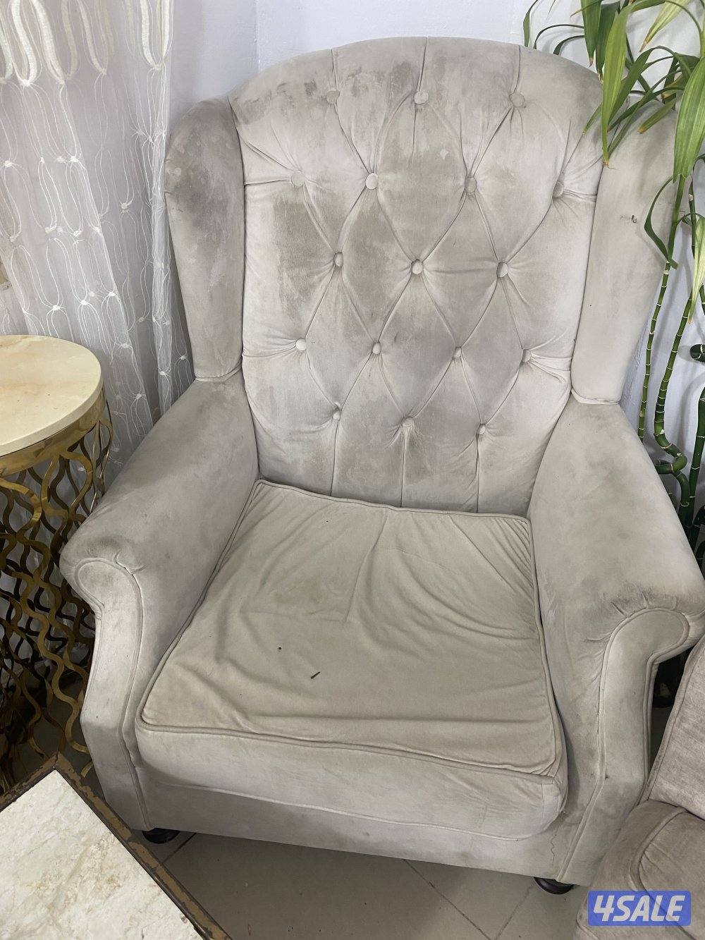 3 غنفات وكرسي ملكي وطاوله كبيره و2 صغار…..2