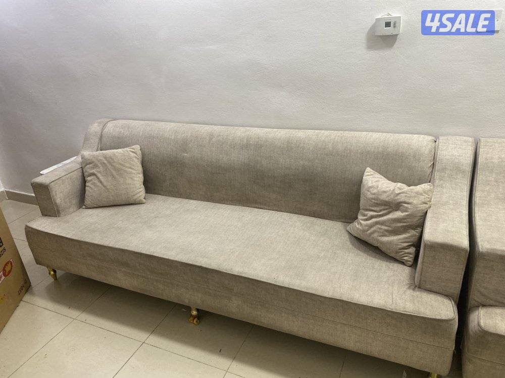 3 غنفات وكرسي ملكي وطاوله كبيره و2 صغار…..3