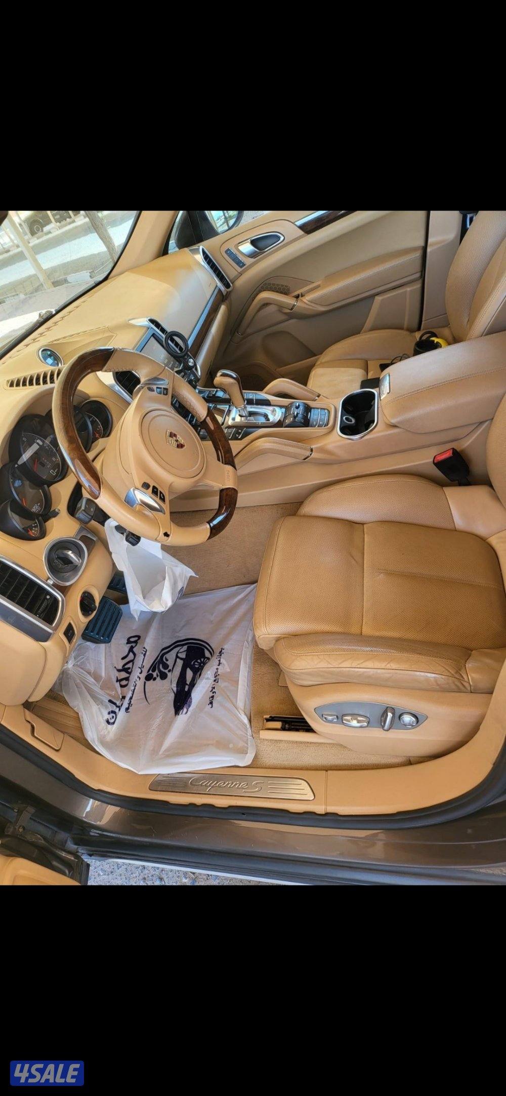 Porsche Cayenne S 2012

 S موديل 2012بورش كاين
‎   سلندر 8
فتحه 
نافيج5