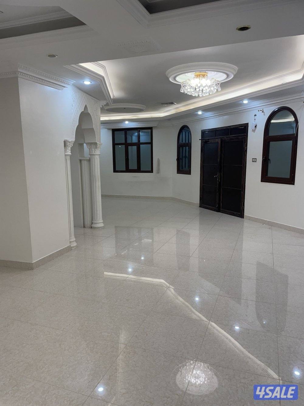 للإيجار دور كامل بإشبيلية ق3 موقع زاويه 6غرف نوم وغرفة خادمهه  مع حمام2