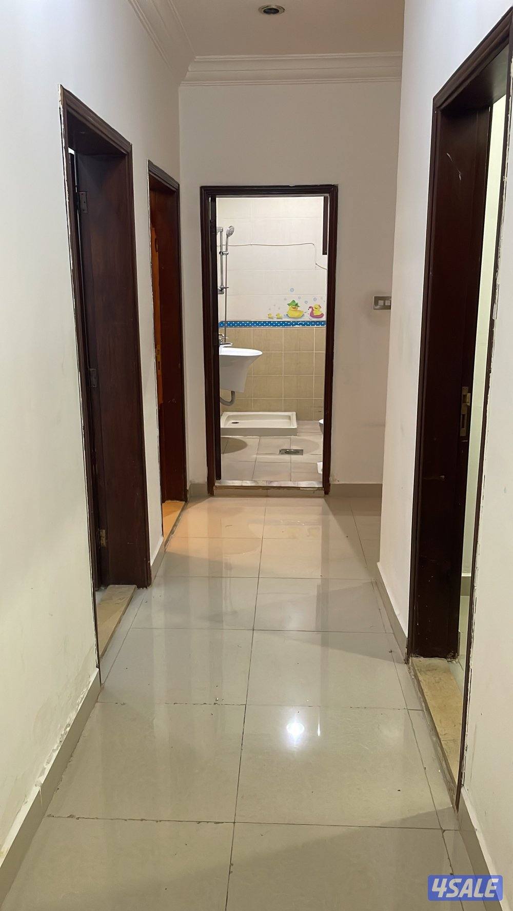 للإيجار دور كامل بإشبيلية ق3 موقع زاويه 6غرف نوم وغرفة خادمهه  مع حمام3