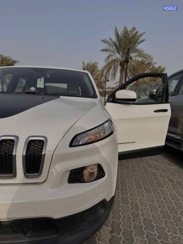 للبيع جيب شيروكي موديل 2016 صبغ وكالة سيرفيس وكالة منتظم عداد 70 ألف1