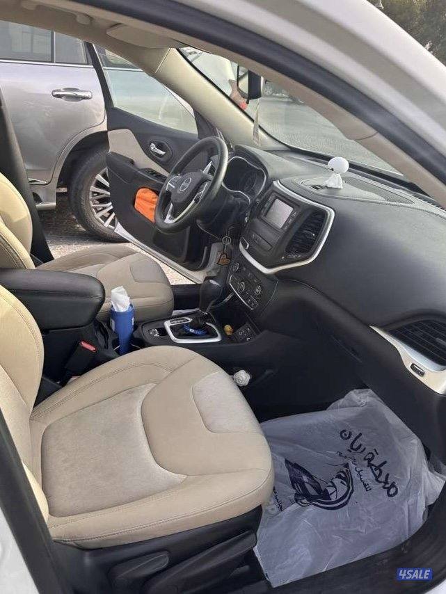 للبيع جيب شيروكي موديل 2016 صبغ وكالة سيرفيس وكالة منتظم عداد 70 ألف2