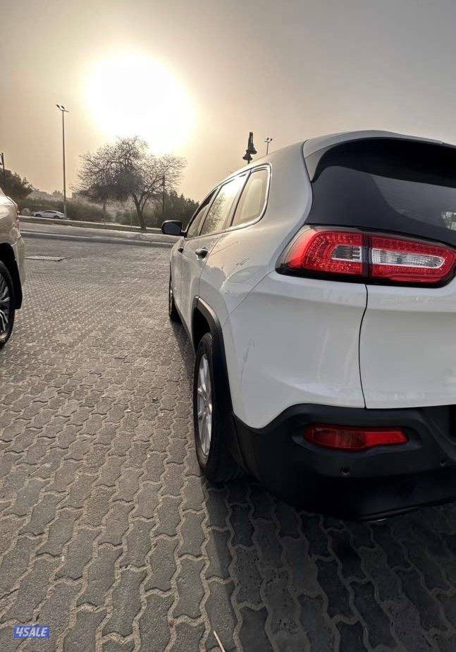 للبيع جيب شيروكي موديل 2016 صبغ وكالة سيرفيس وكالة منتظم عداد 70 ألف3