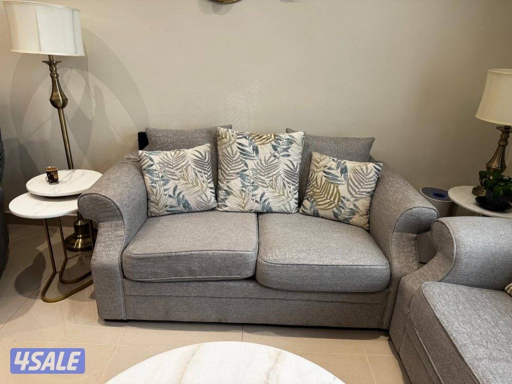 طقم كنب  خمس مقاعد من هوم سنتر بحالة ممتازة1