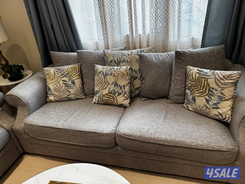 طقم كنب  خمس مقاعد من هوم سنتر بحالة ممتازة2