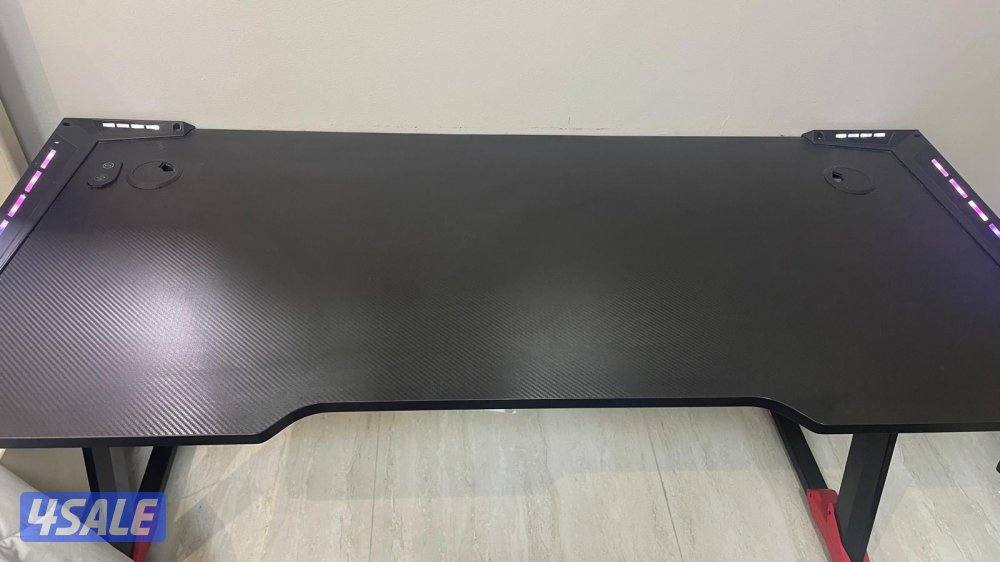 للبيع طاولة قيمز 140 في 60 فيها اضاءة للبيع 30  للتواصل واتس اب فقط1