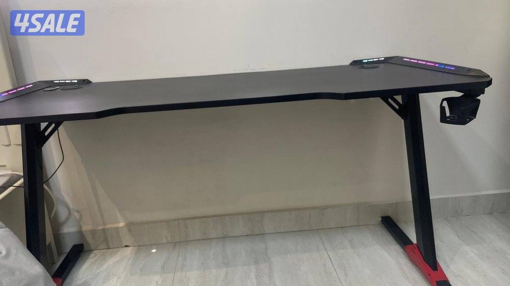 للبيع طاولة قيمز 140 في 60 فيها اضاءة للبيع 30  للتواصل واتس اب فقط2