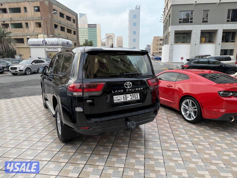 لاندكروس GX موديل 2024 عداد 10 الاف كيلو 6 سلندر بدون تيربو صبغ وكالة3