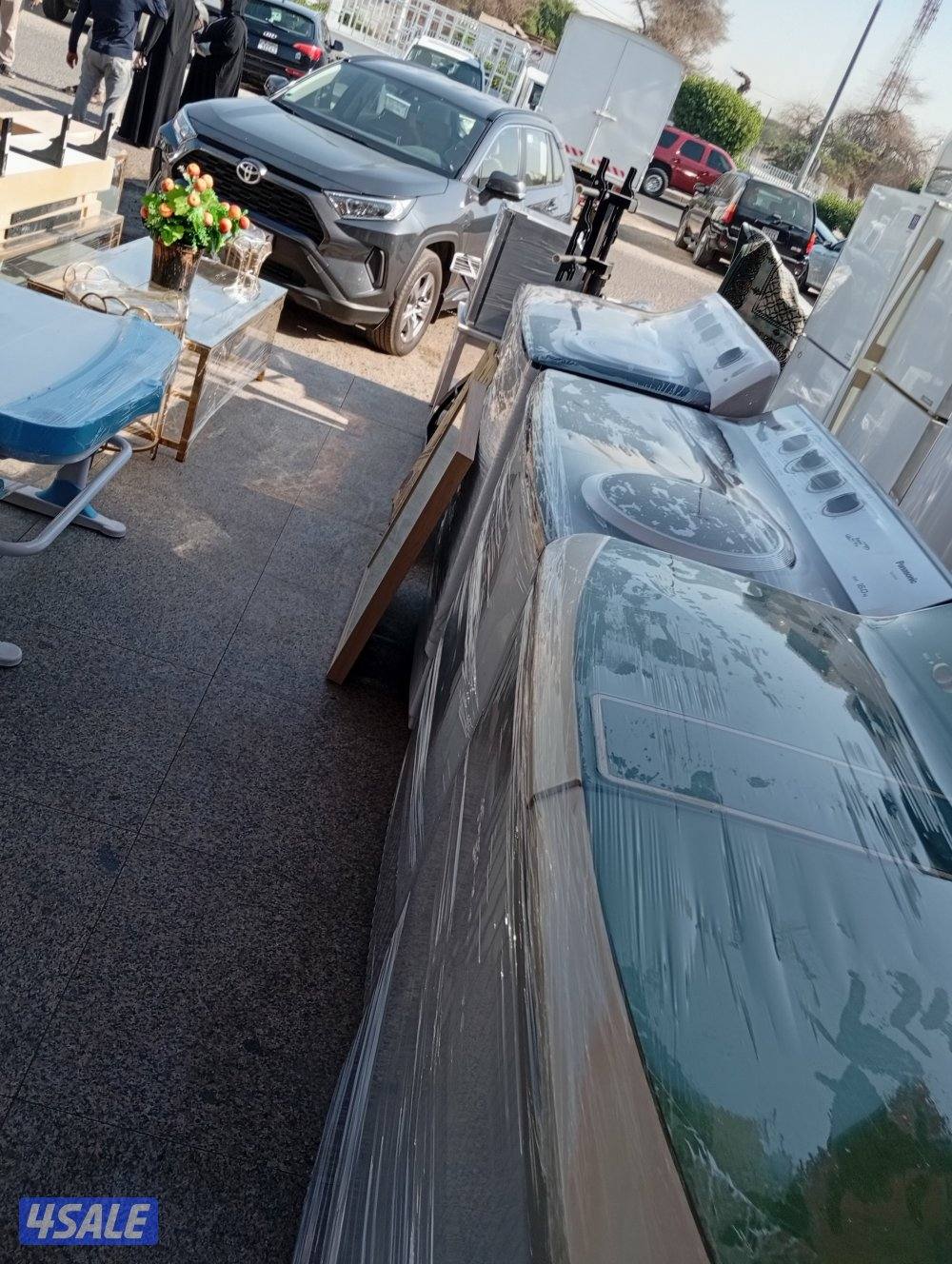 نبيه وانا اشتري جميع اغراض البيوت بما يعني ثلاجات وغسالات وجلايات وبرا9