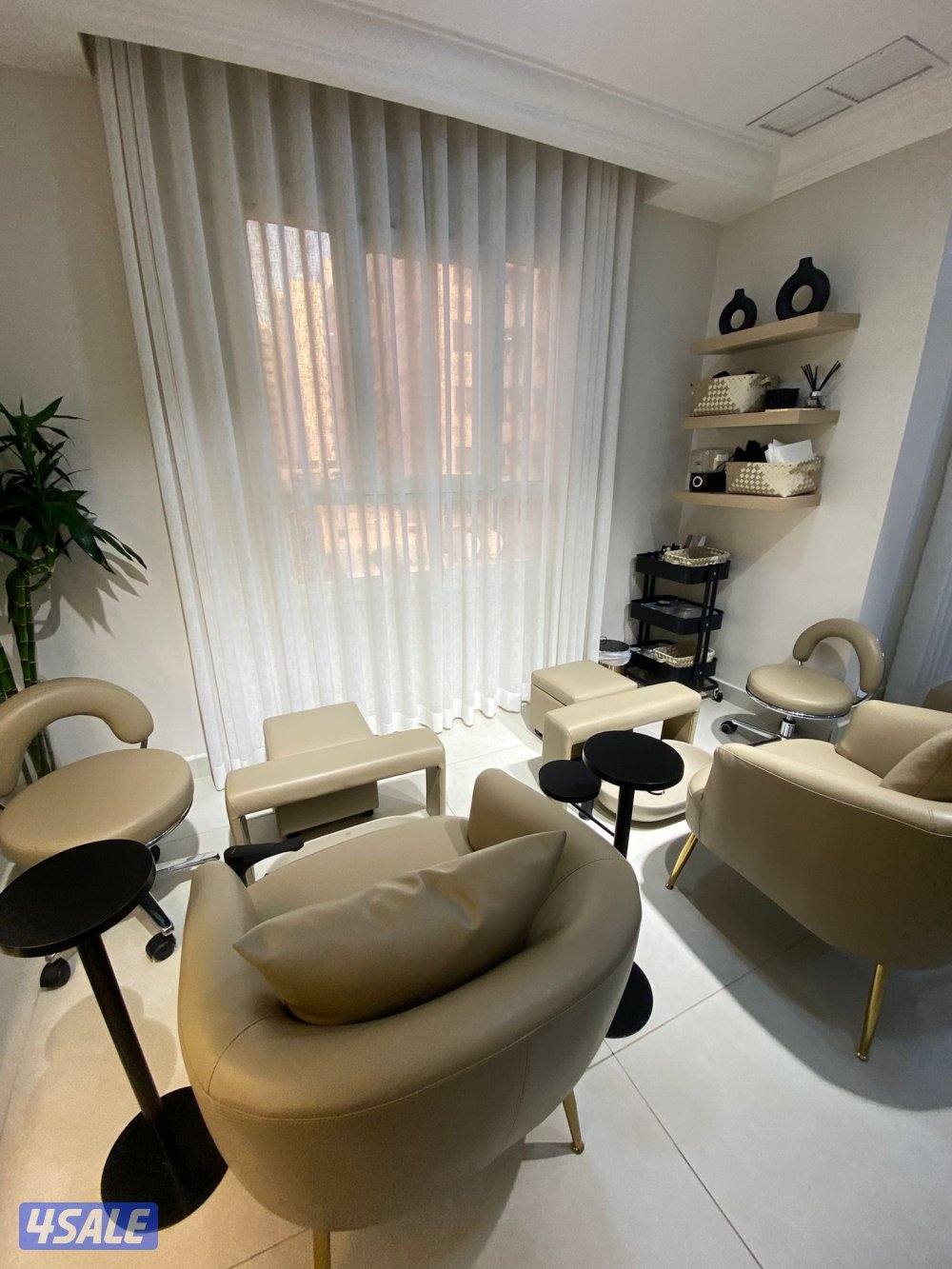 للبيع صالون نسائي جديد جدا2