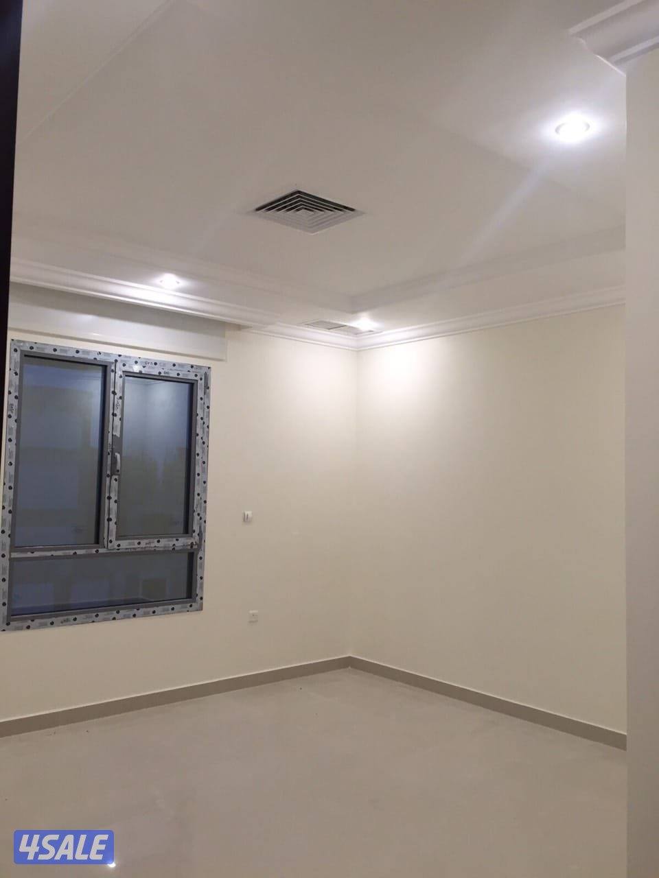 سوبر ديلوكس وشتر ق 2 
٣ غرف منهم ١ ماستر + غرفه خدمه وحمامها + ٢ موقف1