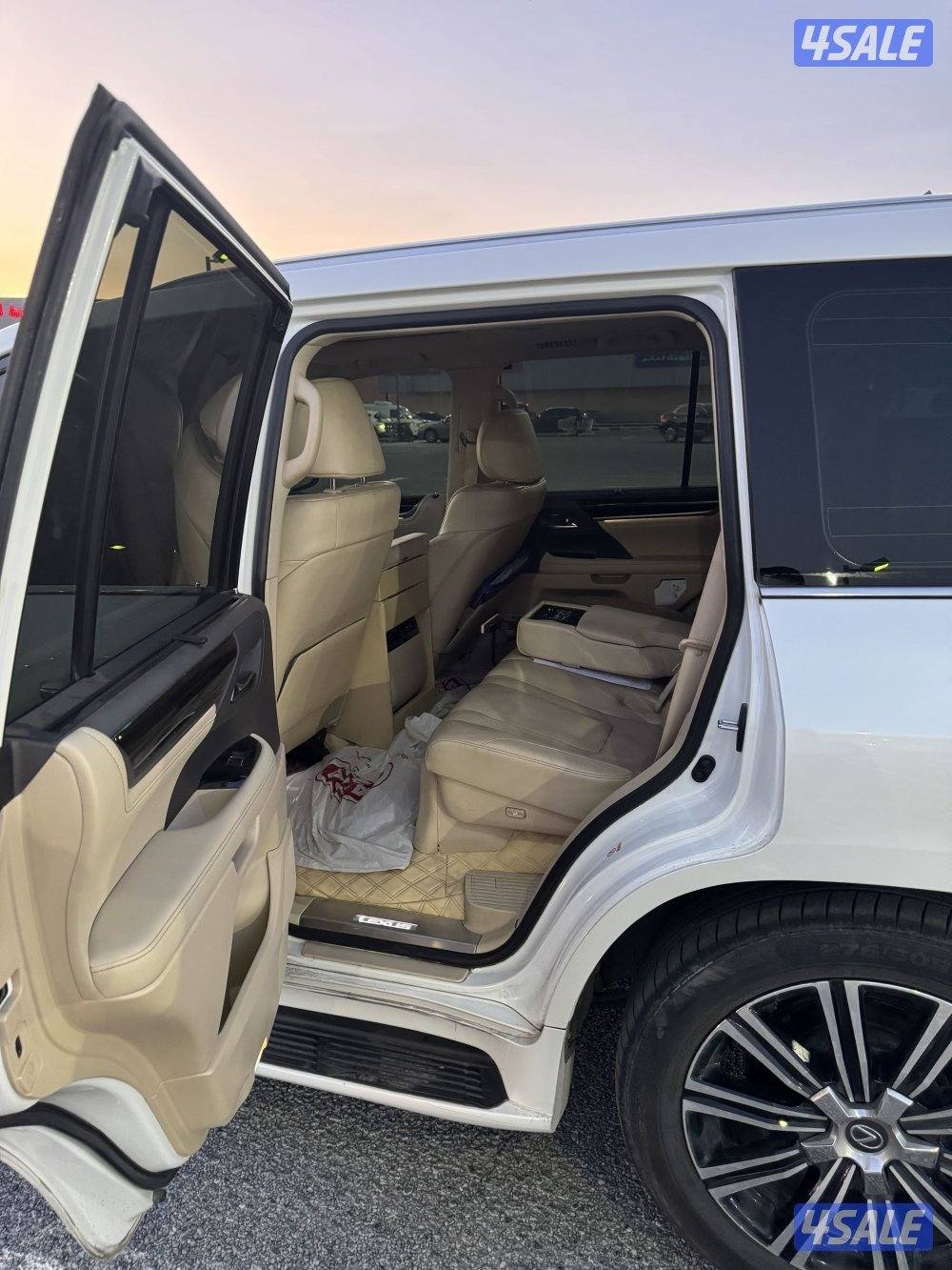 جيب لكزس 20175