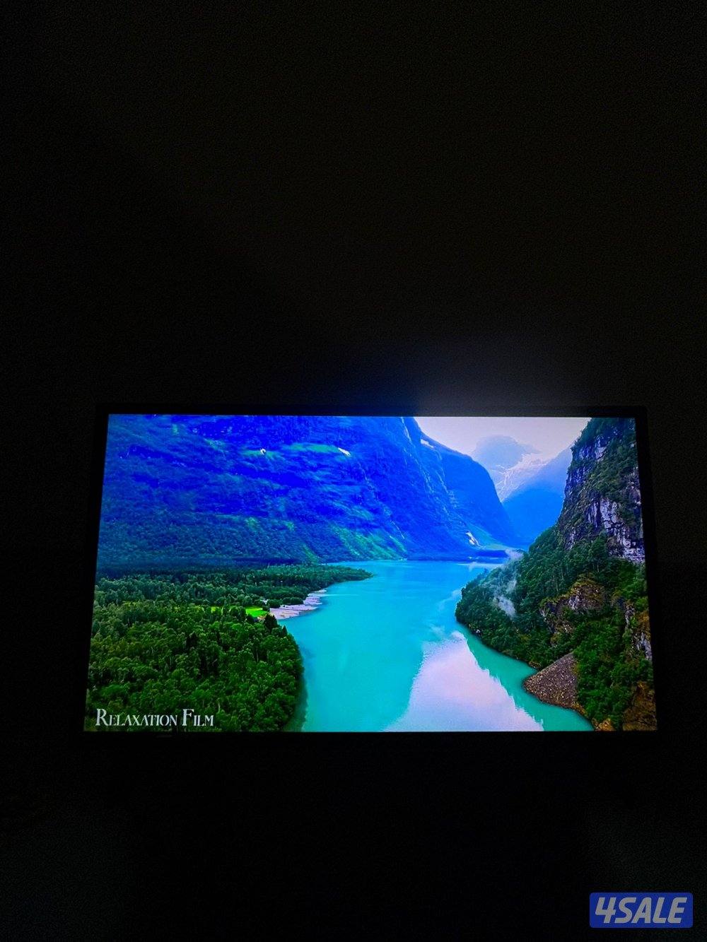 تلفزيون مستعمل للبيع 32 بوصة سمارت نضيف مع ريموته وقواعد ارضية1