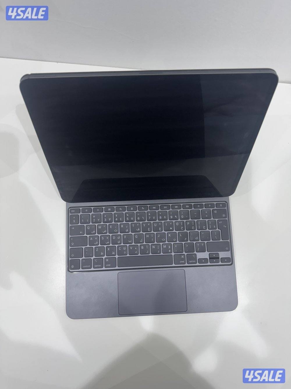 ايباد برو ١٣ إنش  256gb + ماجك كيبورد0