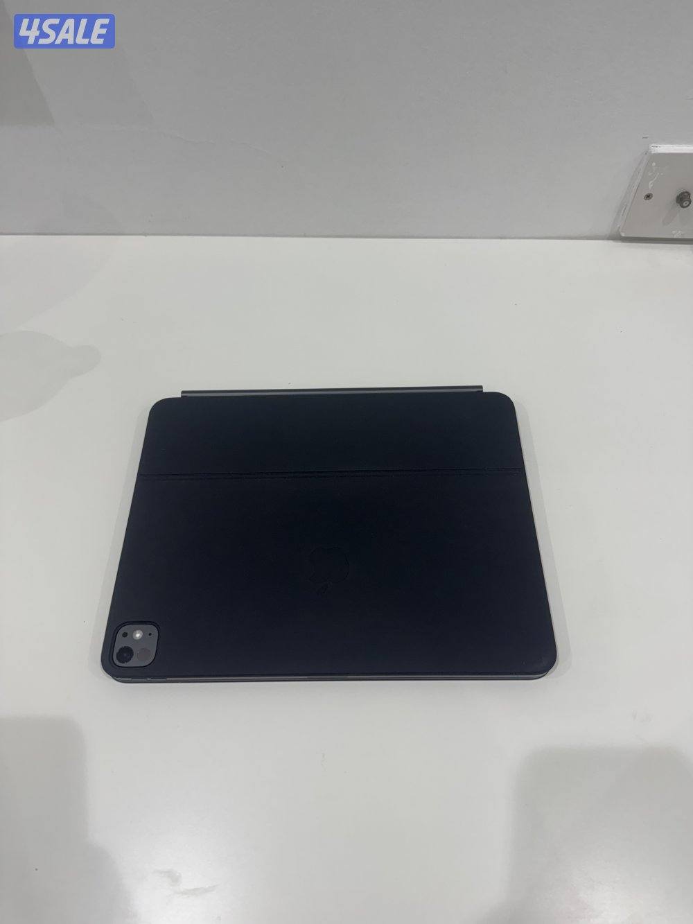 ايباد برو ١٣ إنش  256gb + ماجك كيبورد1