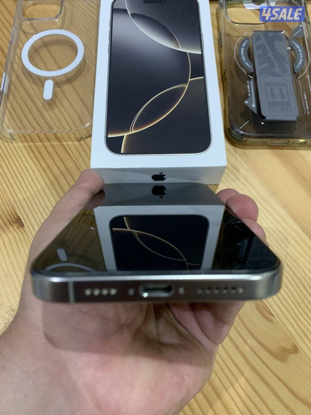 ايفون ١٦ بروماكس ٥١٢ جيجا بحالة نظيفة جدا مع ٣ كفرات اصلية مجانا4
