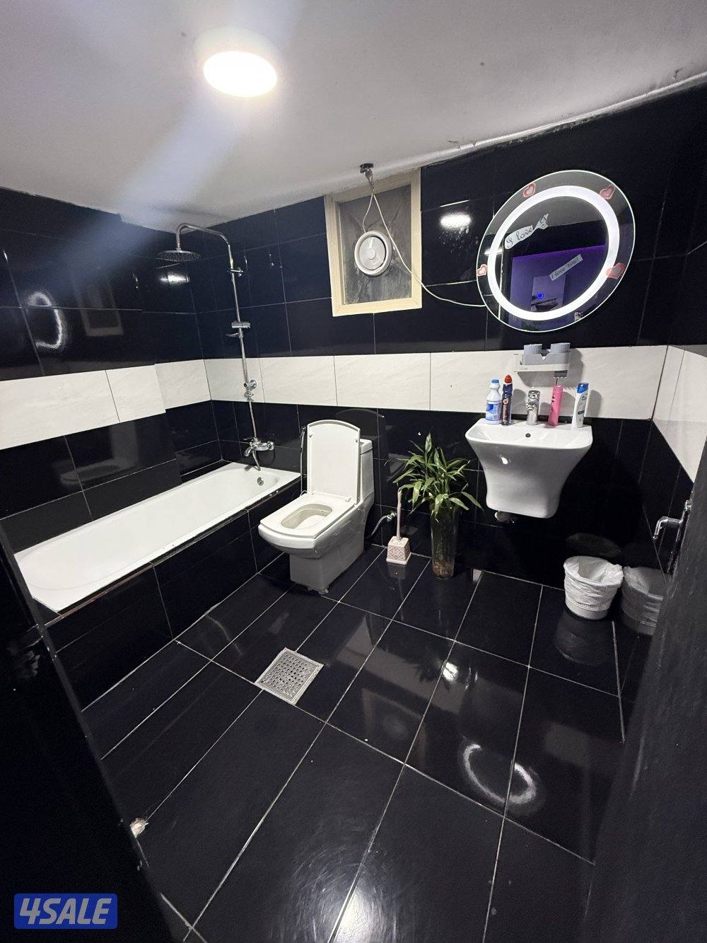 يوجد لدينا شقق الايجار خلو وفاضي نفس الصورة موجودة في موقع8