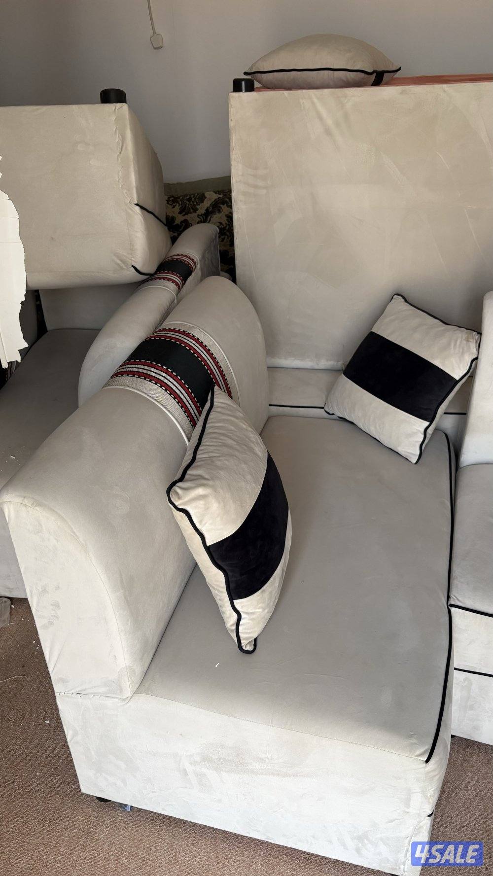 كنب نضيف وترولي ابيض بأسود0