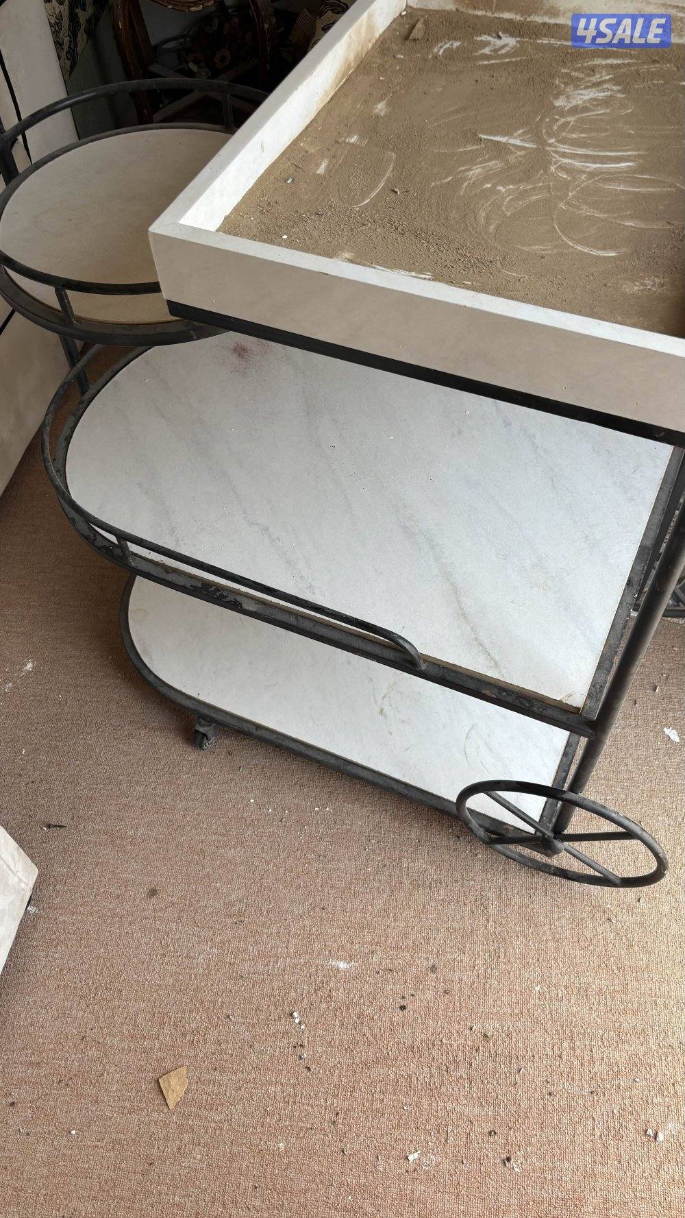 كنب نضيف وترولي ابيض بأسود2