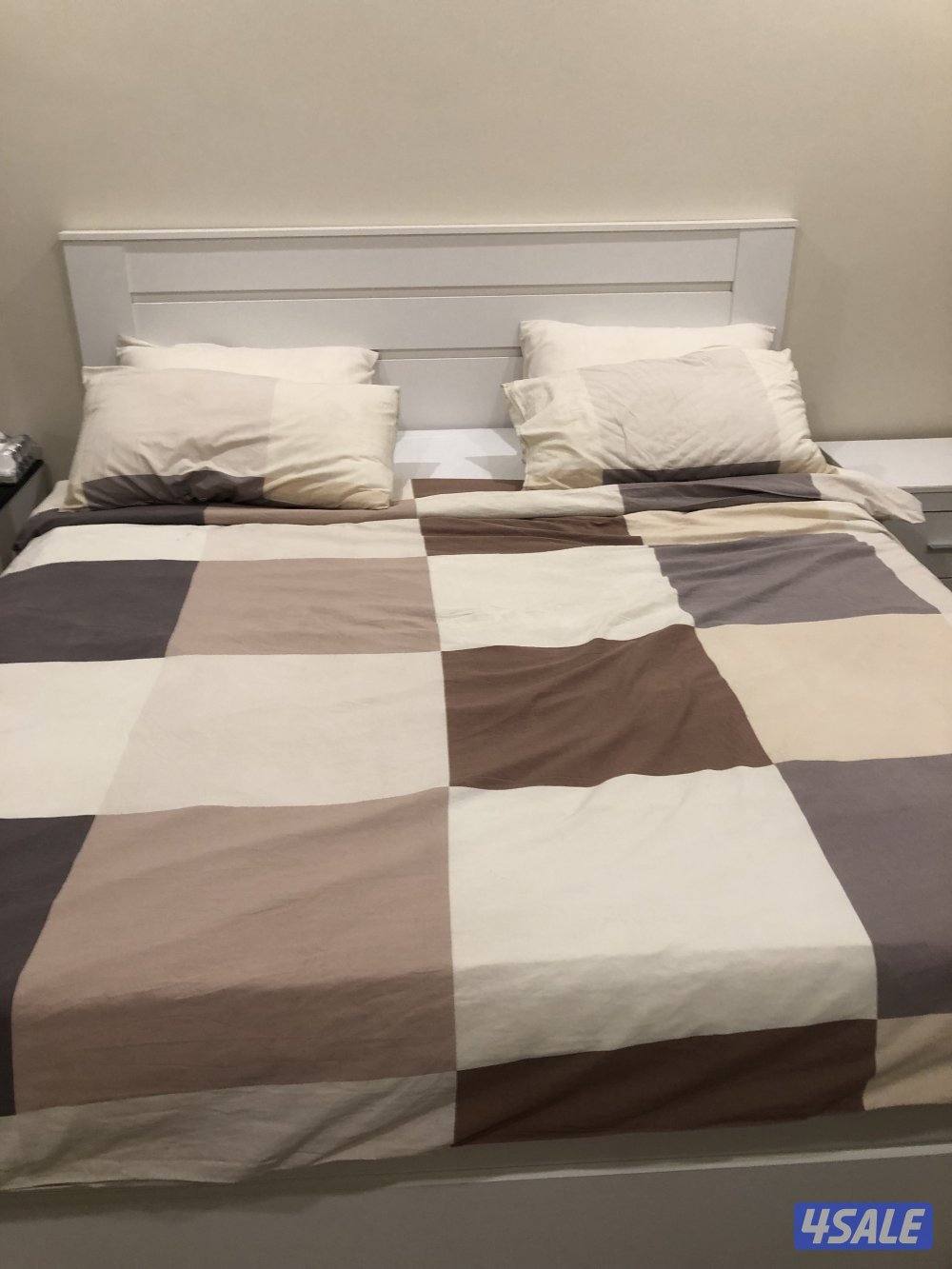 غرفة نوم البيع سرير ١٨٠/٢٠٠ تسريحة و كوميدينات ٢0