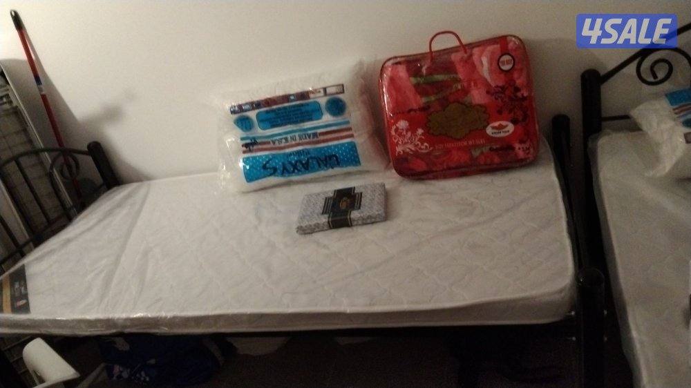 سرير حديد ومرتبه طبيه وبطانيه ومخده والملايات4