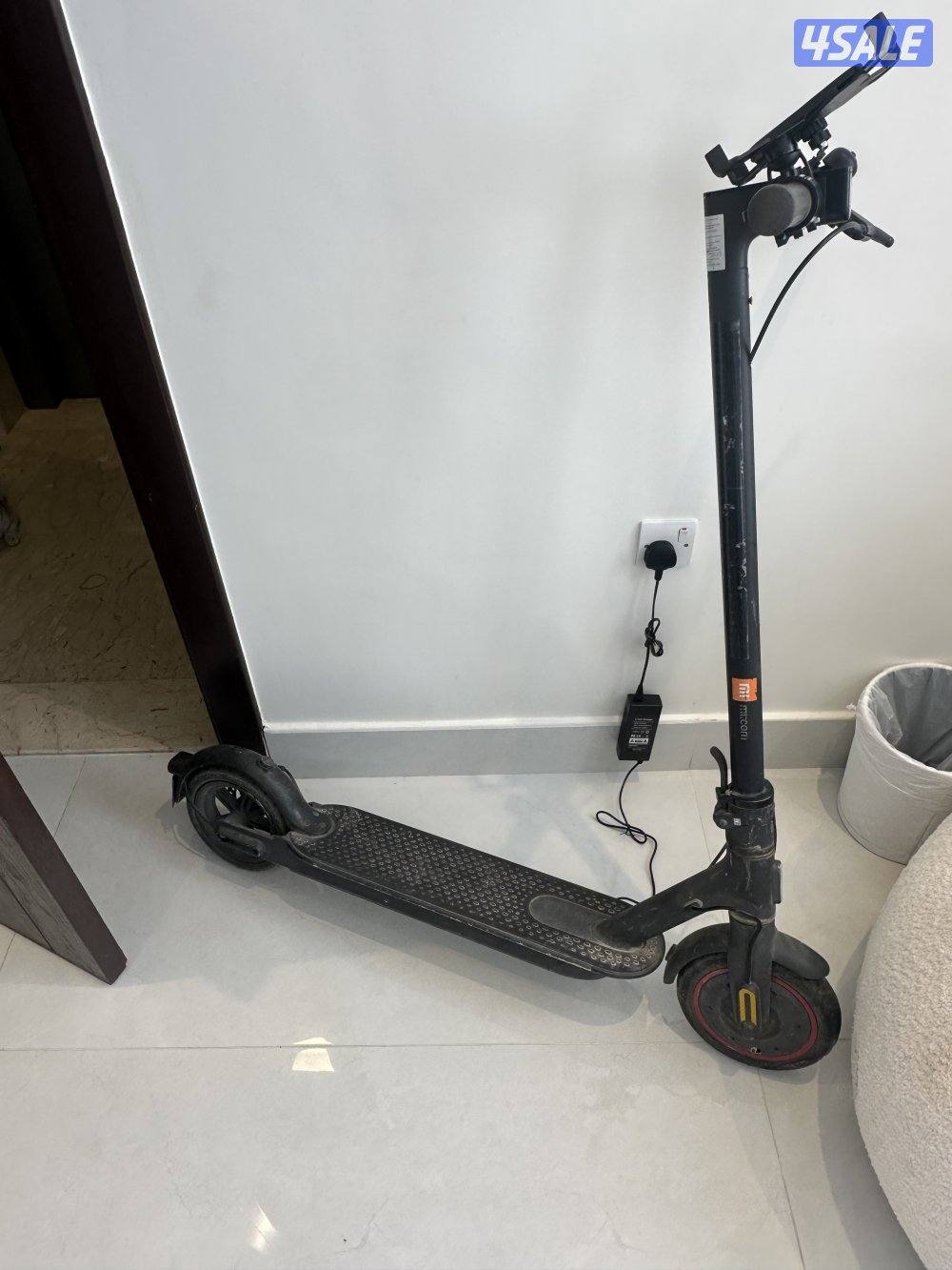 سكوتر Xiaomi Mi Scooter نضيف  بطاريه يديده ب٤٠ دينار ويا شحن يديد0