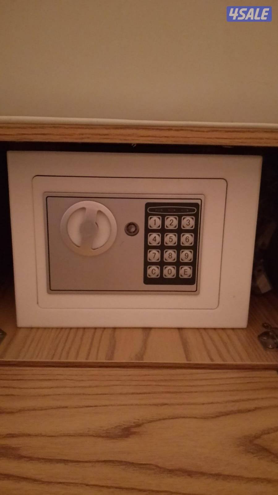 سرير حجم كنج  فيه تجوري و طاوله  و كرسي  ٧٥ دك. King size bed unit1